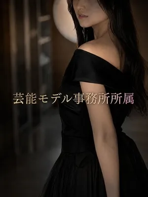 褐色肌と黒ドレス美女