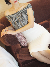 デコルテまでも美しい素人系人妻は超敏感体質なМ！！